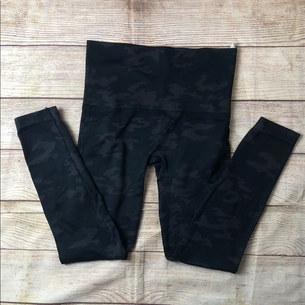 SPANX‎ Dark Camouflage Leggings 🧡
